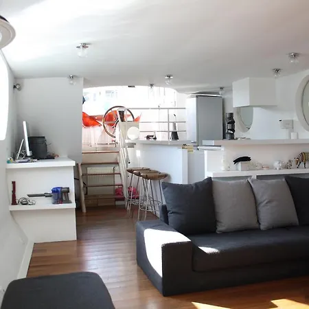 Botel Houseboat Champs Elysees